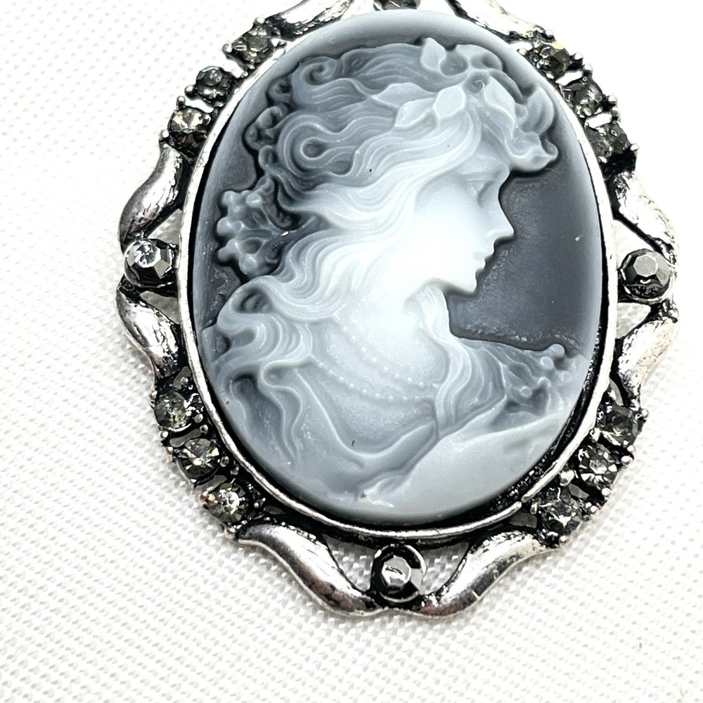 Cameo Lady Grecian Black & White Pendant/Brooch Crystals Set In Filigree Border - Picture 5 of 8